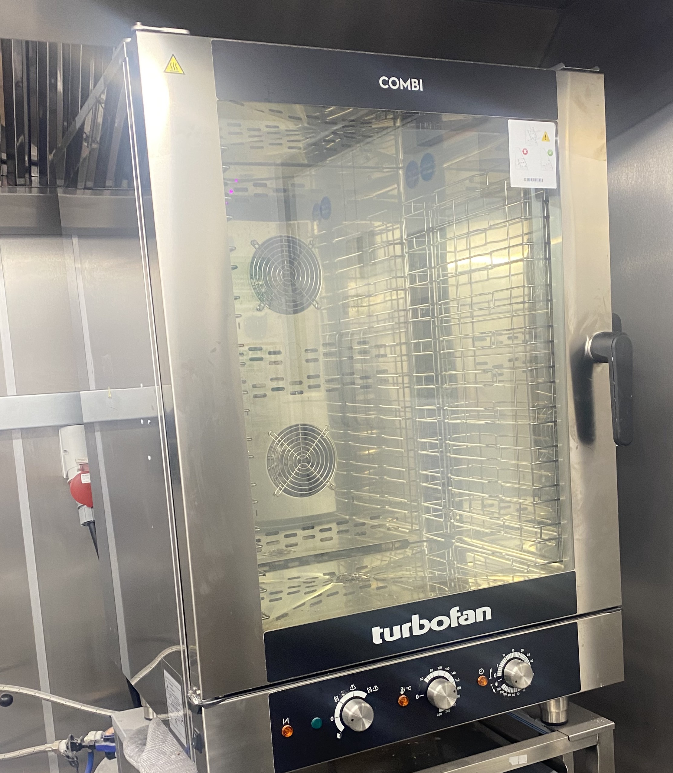 BLUE SEAL EC40M Electric 10 Grid Combi Oven. A great price!